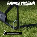 Onderkant van een voetbaldoel met grondpen.
