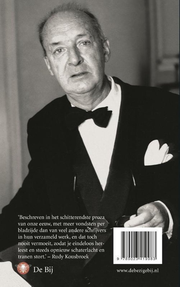 Portret van een man in smoking met vlinderdas, die een bril vasthoudt. Tekst: 'Beschreven in het schitterendste proza...'.