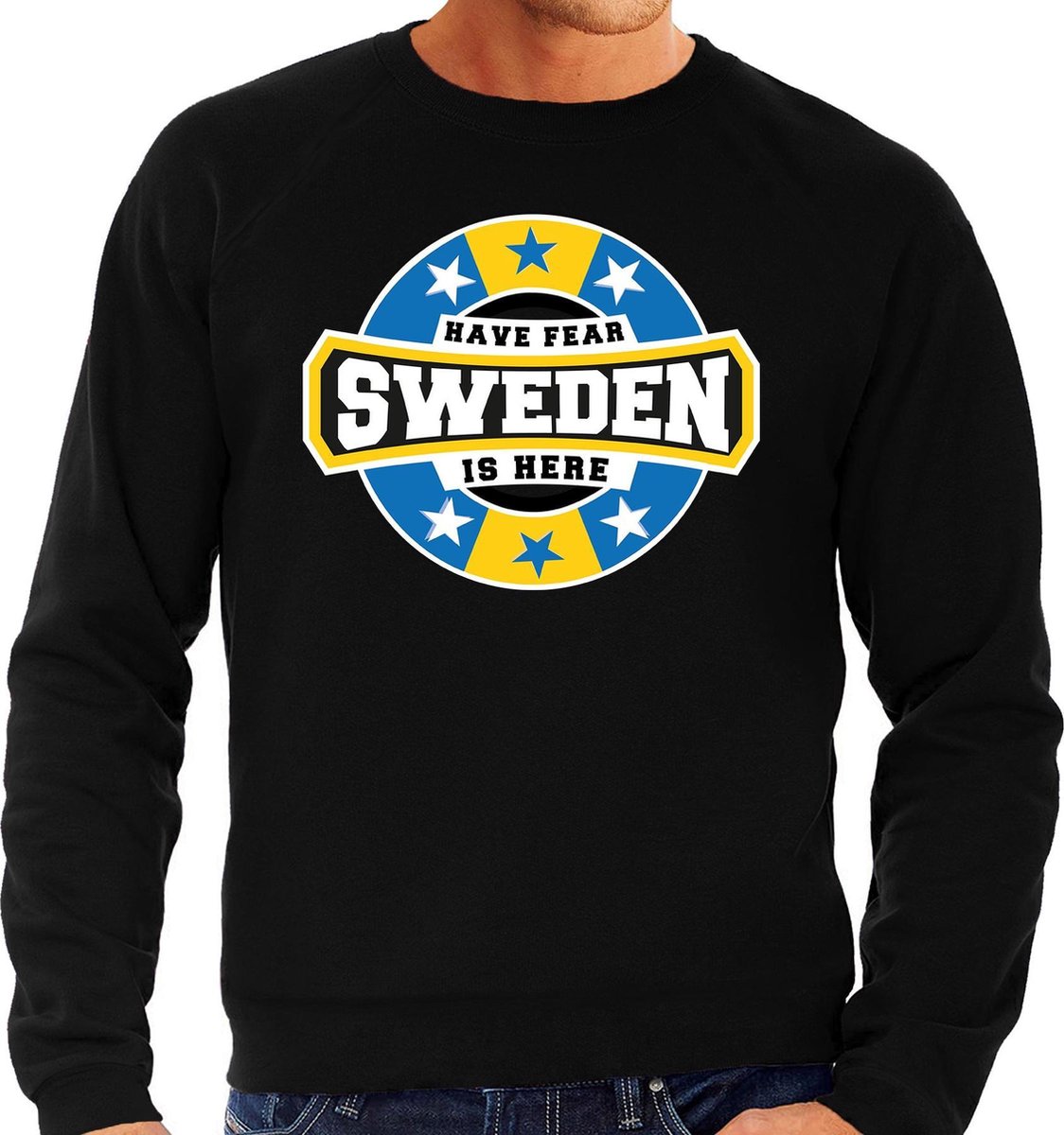 Afbeelding van product Bellatio Decorations  Have fear Sweden is here sweater met sterren embleem in de kleuren van de Zweedse vlag - zwart - heren - Zweden supporter / Zweeds elftal fan trui / EK / WK / kleding M  - maat M