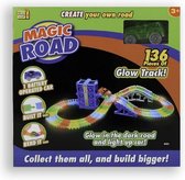 FanFix - Magic Road - 136 Buigzame Tracks - Inclusief hand aangedreven lift - Inclusief 1 Batterij aangedreven auto - Glow in the dark - Inclusief Stickervel - Maak een looping