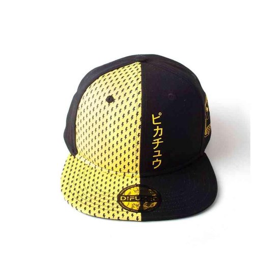 Casquette noire avec imprimé éclair jaune sur la moitié gauche, caractères japonais 'Pikachu' sur la moitié droite et une image de Pikachu sur le côté.