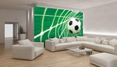Fotobehang - Vlies Behang - Voetbal in het Doel - Doelpunt - 152,5 x 104 cm
