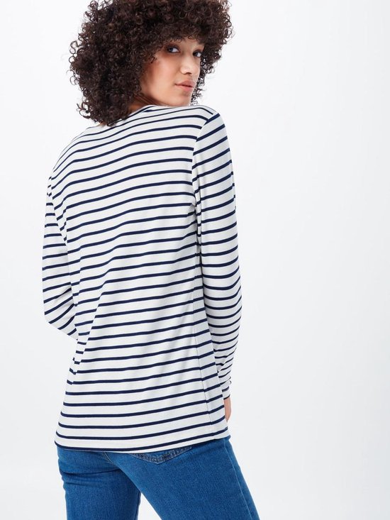 Wit dames T-shirt met lange mouwen, gestreept met marineblauw, gedragen door model met krullend haar en spijkerbroek.