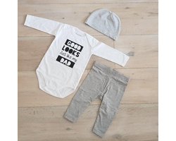 Baby rompertje met tekst cadeau papa geboorte unisex jongen of Meisje Setje 3-delig newborn | maat 50-56 | grijs mutsje en broekje en romper lange mouw wit met zwarte tekst good looks just like my dad | eerste Vaderdag liefste allerliefste