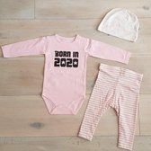 Baby Meisjes cadeau geboorte Setje 3-delig  newborn | maat 50-56 | roze mutsje beertje roze broekje streep en roze romper lange mouw met tekst zwart born in 2020  | Bodysuit | Huis