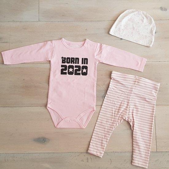 Baby Meisjes cadeau geboorte Setje 3-delig  newborn | maat 50-56 | roze mutsje beertje roze broekje streep en roze romper lange mouw met tekst zwart born in 2020  | Bodysuit | Huispakje | Kraamkado | Gift Set