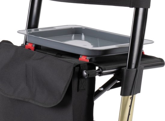 Dichtbij op een grijze dienblad met rode clips op een rollator met zwarte tas.
