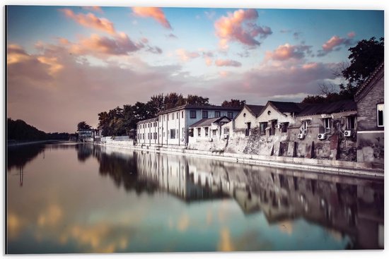 Dibond - Witte Vervallen Huisjes aan het Water - 60x40cm Foto op Aluminium (Met Ophangsysteem)