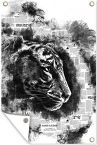 Muurdecoratie Kop van een tijger op een achtergrond van kranten - zwart wit - 120x180 cm - Tuinposter - Tuindoek - Buitenposter