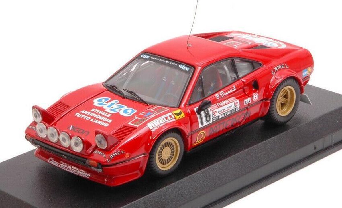 De 1:43 Diecast Modelcar van de Ferrari 308 GTB #18 van de Rally D Elba van 1978. De coureurs waren Liviero en Penariol. De fabrikant van het schaalmodel is Best Model. Dit model is alleen online beschikbaar