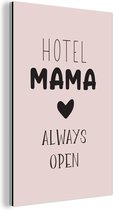 Wanddecoratie Metaal - Aluminium Schilderij Industrieel - Spreuken - Hotel mama always open - Mama - Quotes - 20x30 cm - Dibond - Foto op aluminium - Industriële muurdecoratie - Voor de woonkamer/slaapkamer