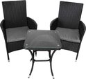 Zwart rotan bistroset met glazen tafel, twee stoelen met grijze kussens.