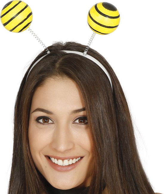 Vrouw met diadeem met gele en zwarte bijenoortjes op veertjes.
