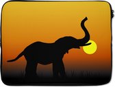 Laptophoes 17 inch 41x32 cm - Olifant zonsondergang illustratie - Macbook & Laptop sleeve Een vector illustratie van een olifant tijdens een zonsondergang - Laptop hoes met foto