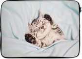 Laptophoes 14 inch 36x26 cm - Slapende katten - Macbook & Laptop sleeve Slapende kitten op een kleed - Laptop hoes met foto