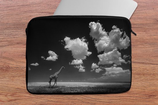 Housse d'ordinateur portable noire avec imprimé d'une girafe marchant dans un champ, noir et blanc, sur un ordinateur portable argenté.
