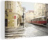 Canvas Schilderij Praag - Tram - Rood - 60x40 cm - Wanddecoratie