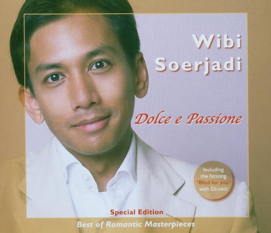 Portret van pianist Wibi Soerjadi, lachend, in een licht beige colbert. Titel 'Dolce e Passione'.