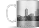 Mok - Zwart-wit foto van Tulsa in Amerika vanaf de andere kant van de rivier - 350 ml - Beker
