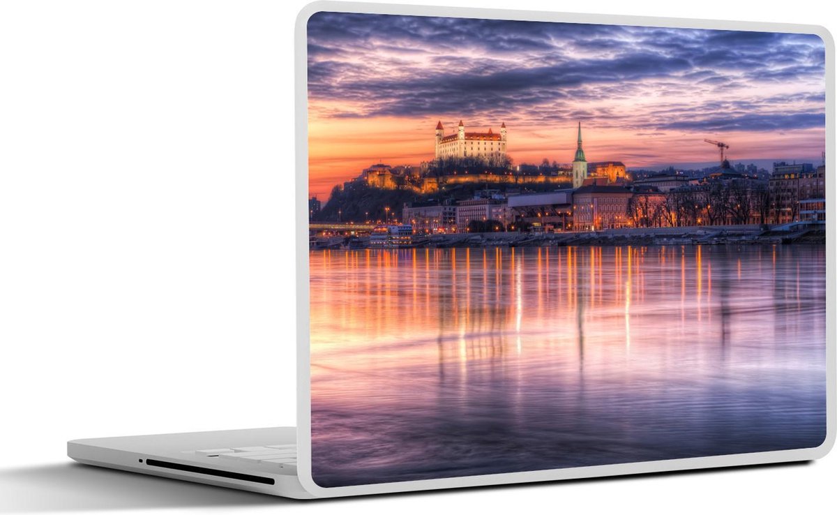 Afbeelding van product SleevesAndCases  Laptop sticker - 15.6 inch - Hoofdstad van Slowakije bij zonsondergang