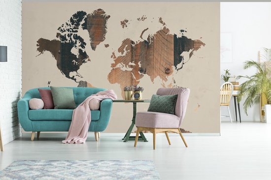 Wereldkaart du bois foncé avec une rose des vents sur fond rose | Wereldkaart en bois 390x260 cm