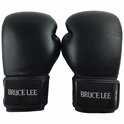 Twee zwarte Bruce Lee bokshandschoenen, met de tekst 'BRUCE LEE' en '10-OZ' op de klittenbandsluitingen.