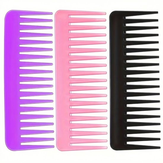 Paarse, roze en zwarte kammen met brede tanden, naast elkaar.