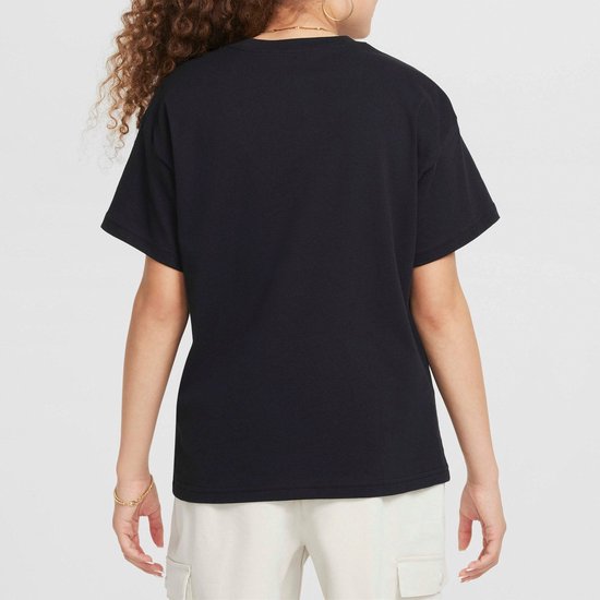 Achterkant van een zwart Nike T-shirt met klein wit logo, gedragen door een model.