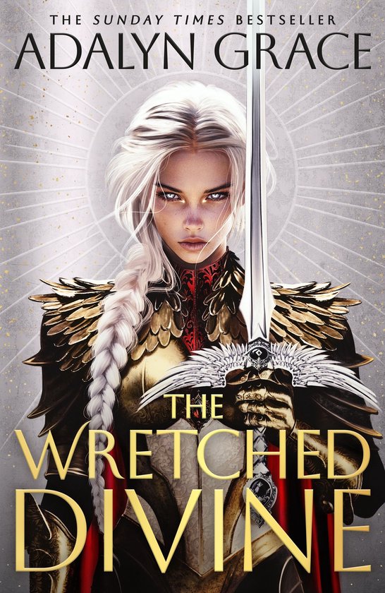 De cover van het boek 'The Wretched Divine' van Adalyn Grace toont een blonde vrouw met een vlecht en gouden vleugels, een zwaard vasthoudend.