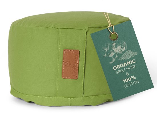 Lichtgroen, rond yogakussen met een groen label met informatie over biologische spelt en 100% katoen.