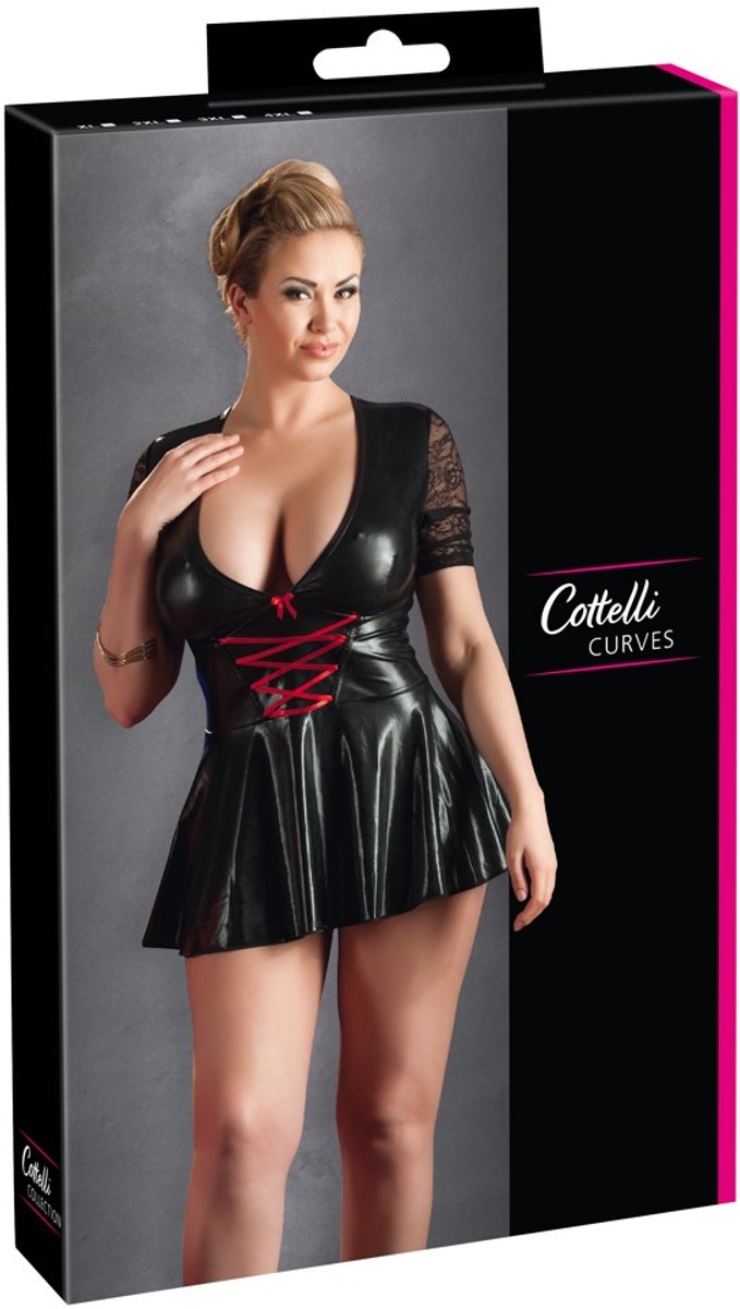 Cottelli Plus Size – Wetlook Mini Jurk met Rode Veters en Diepe Decolleté Kinky en Uitdagend – Maat 4XL – Zwart