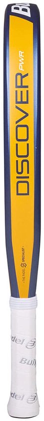 Zijkant van een donkerblauwe padelracket met een geel-blauwe rand. Witte grip met 'Bullpadel' logo.