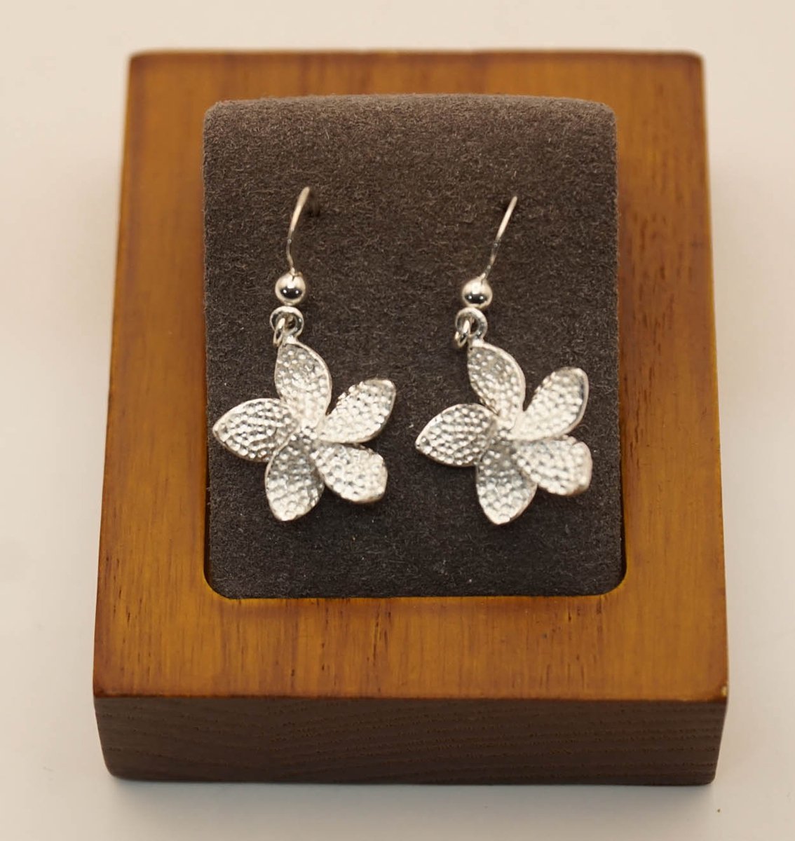 Zilveren oorhangers bloem - oorbellen zilveren bloemen - oorbellen bloem van 925 zilver - sierlijke bloemen oorbellen - prachtige bloemen oorbellen gemaakt van 925 zilver