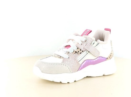Lichtgrijze sneaker met witte veters, roze details en luipaardprint op de achterkant.