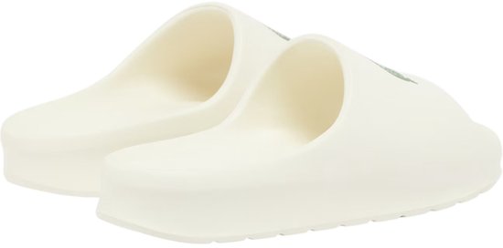 Crèmekleurige Lacoste slippers. Een paar zichtbaar vanaf de zijkant.
