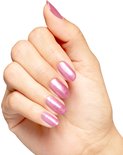 Hand met nagels gelakt in roze metallic glans, op een witte achtergrond.