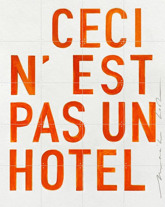 Texte orange sur carreaux blancs : « CECI N'EST PAS UN HOTEL ».
