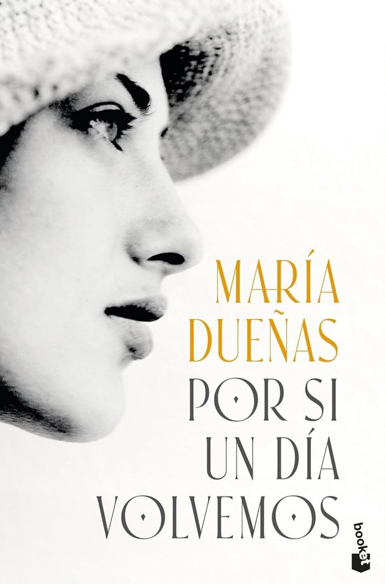 Livre "Por si un día volvemos" de María Dueñas avec un gros plan d'une femme de profil sous un chapeau de paille.