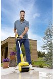 Man met veiligheidsbril gebruikt gele Gloria Multibrush op een terras.