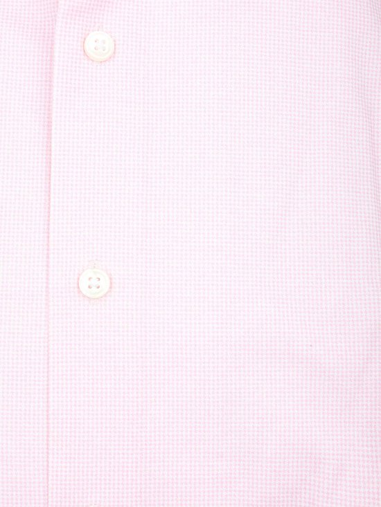 Detail van lichtroze overhemd met fijne pied-de-poule structuur en twee knopen.