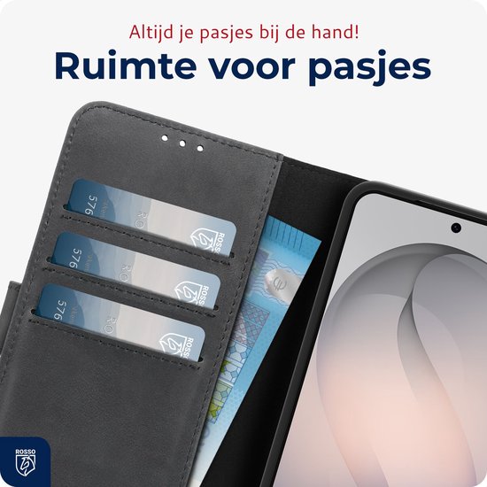 Zwart lederen telefoonhoesje, opengeklapt met drie pasjes en een bankbiljet zichtbaar.