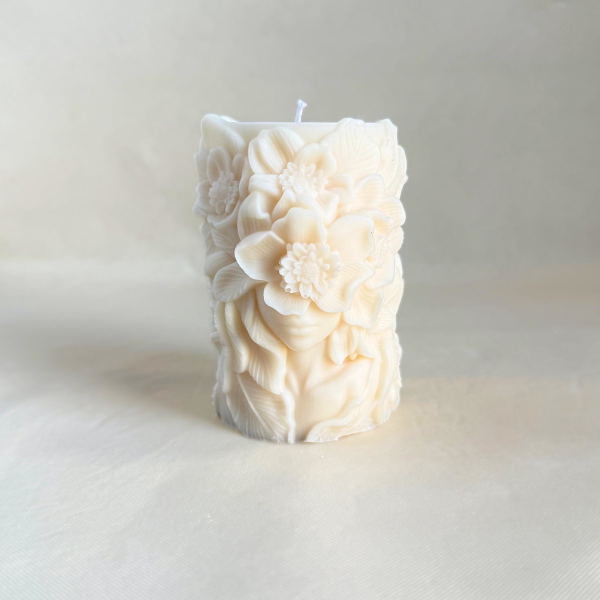 Handgemaakte stompkaars met 3D bloemen en vrouwengezicht - Decoratieve pilaarkaars - koolzaadwas - crème
