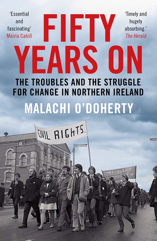 Boekomslag met de titel 'FIFTY YEARS ON THE TROUBLES AND THE STRUGGLE FOR CHANGE IN NORTHERN IRELAND' door Malachi O'Doherty. Een menigte met een 'CIVIL RIGHTS'-banner op de achtergrond.