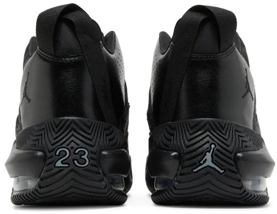 Zwarte Jordan Stay Loyal 2 sneakers, achterkant, met '23' op de zool.