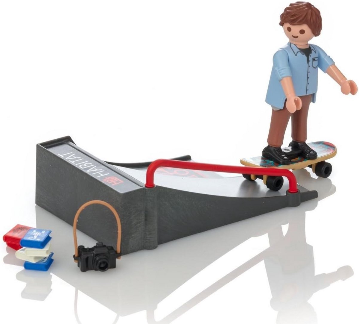 Skatebaan met skater en accessoires voor stunts en tricks