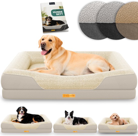 Labrador op een crèmekleurig hondenkussen met sherpa-wollen rand. Drie andere honden liggen op vergelijkbare kussens onderaan.