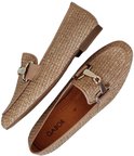 Paar beige Gabor instappers met gevlochten patroon, zilverkleurige gesp en Gabor-logo.
