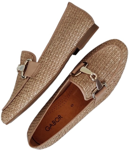 Paar beige Gabor instappers met gevlochten patroon, zilverkleurige gesp en Gabor-logo.