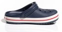 Crocs Crocband bleu marine avec bordure de semelle blanche et rayure rouge. Logo 'crocs' sur le côté.