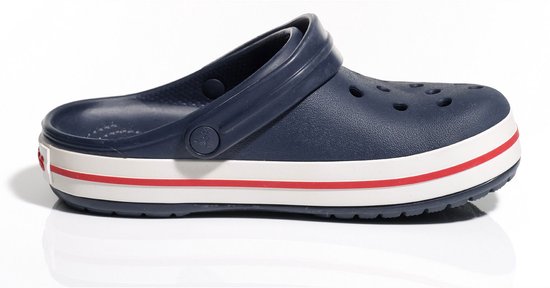 Crocs Crocband bleu marine avec bordure de semelle blanche et rayure rouge. Logo 'crocs' sur le côté.